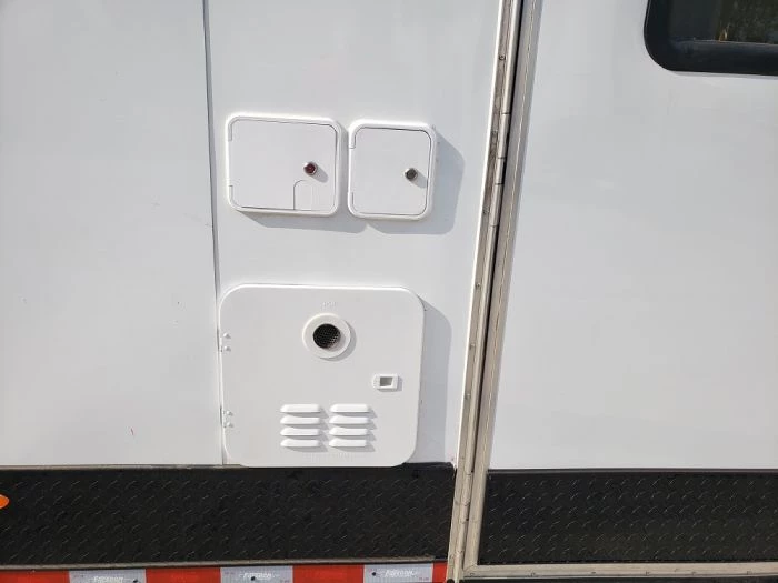 8.5' x 40' White Gooseneck Concession Food Trailer 17 8.5' x 40' White Gooseneck Concession Food Trailer - Image 17